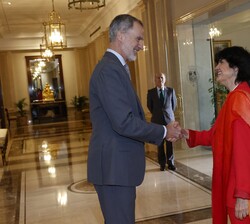 Su Majestad el Rey recibe el saludo de la fundadora de South Summit, María Benjumea Cabez de Vaca